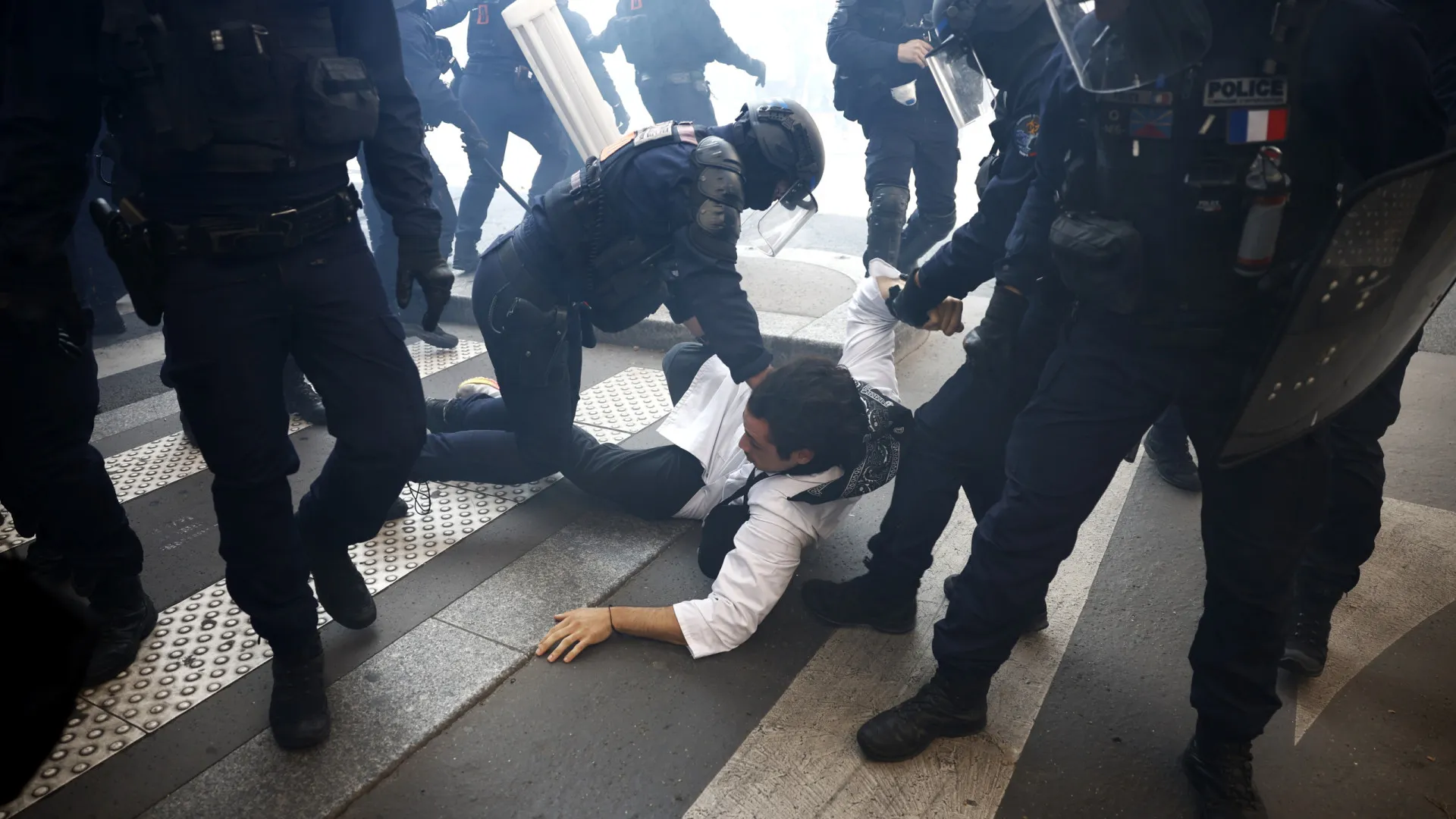 
                    Pelo menos três feridos e 140 detidos em França em protestos contra austeridade
                