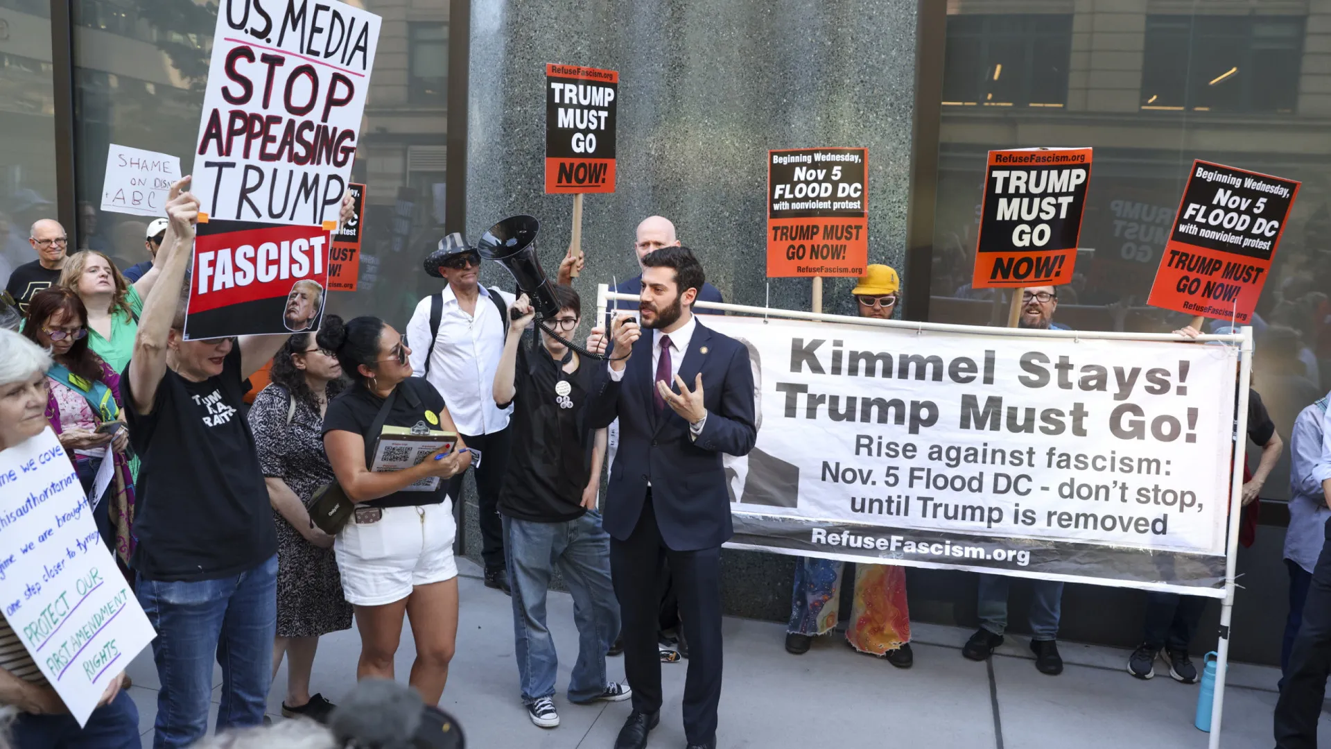 
                    Humoristas norte-americanos solidarizam-se com o suspenso Jimmy Kimmel
                