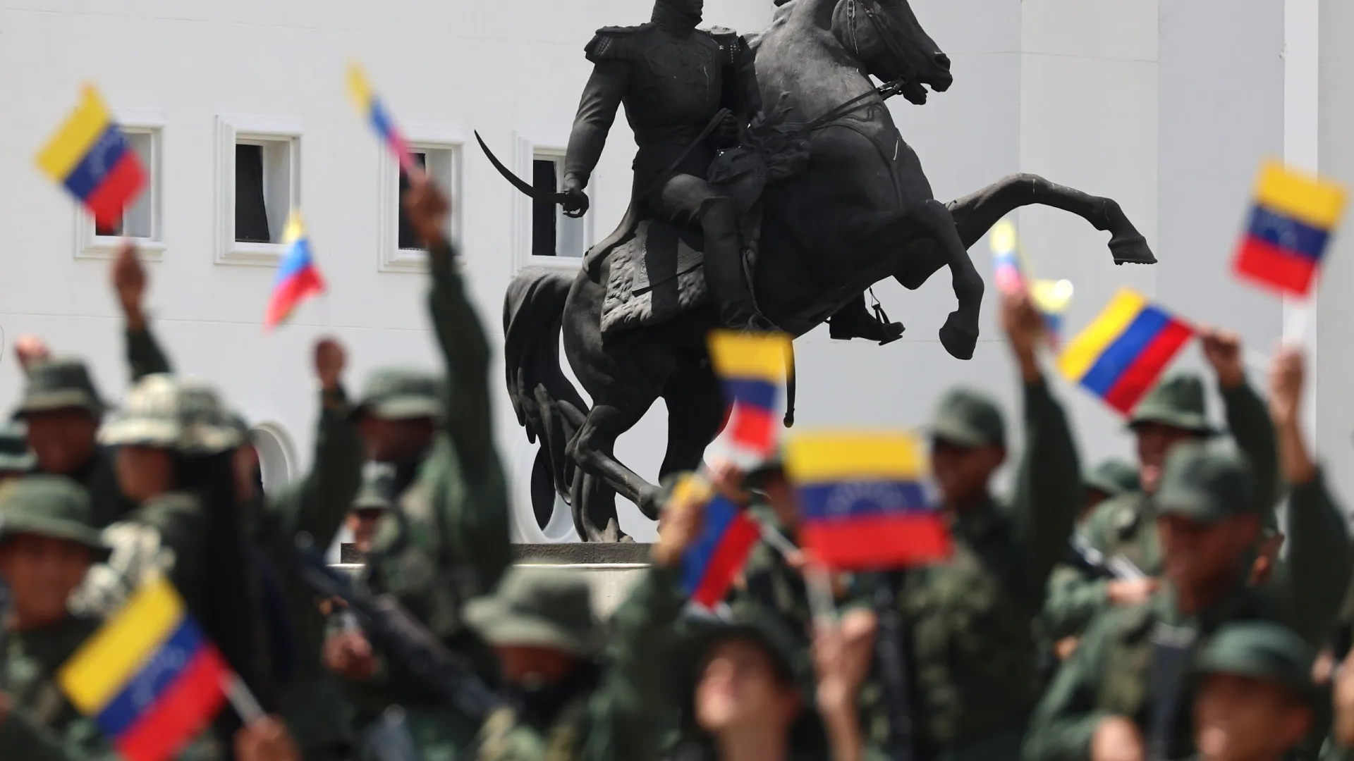 
                    Cinco mortos em ataques dos EUA contra dois navios suspeitos de tráfico
                