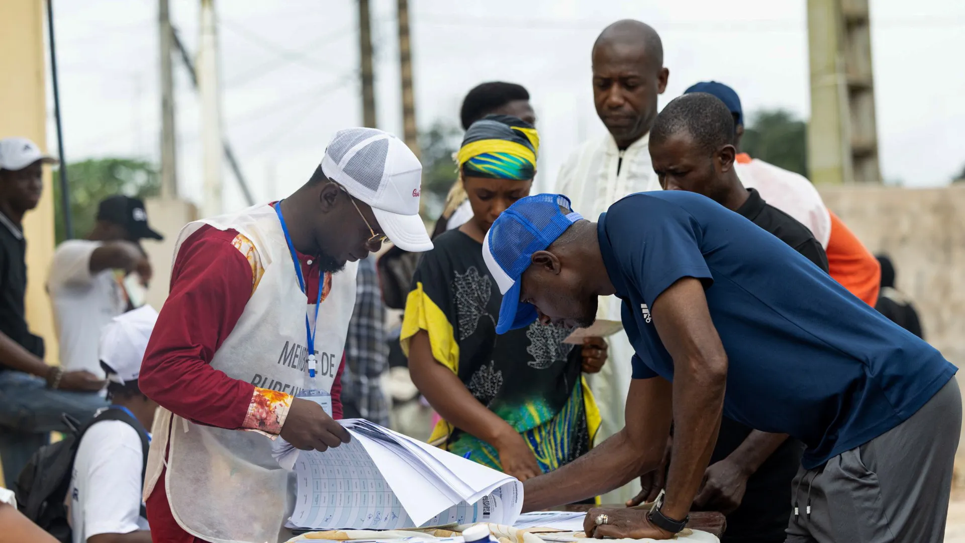 
                    Sete milhões de eleitores da Guiné-Conacri escolhem hoje o presidente
                