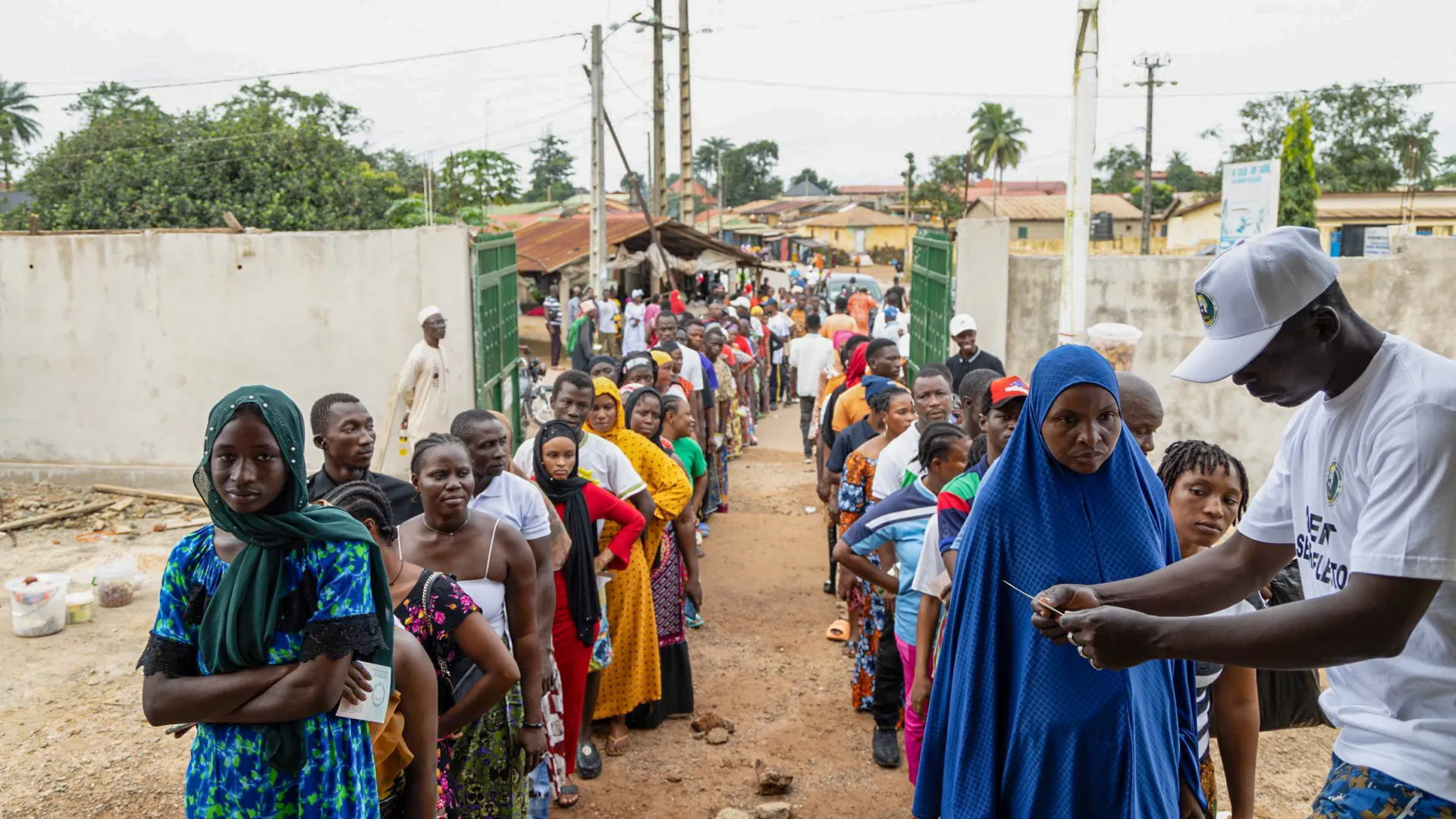 
                    Chefe da junta militar declarado vencedor das presidenciais na Guiné-Conacri
                