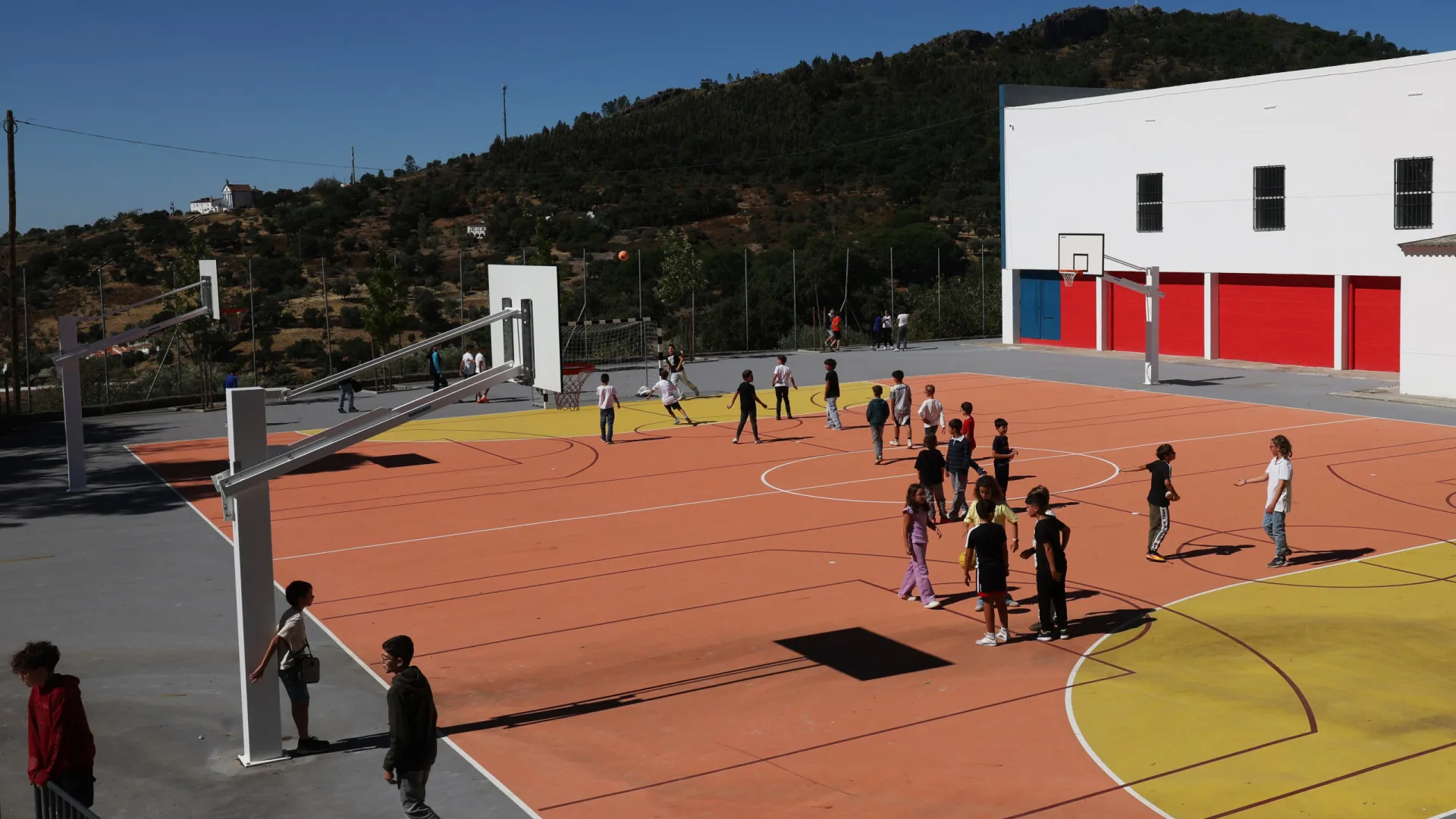 
                    Viver longe das instituições impede mais pobres de ter um curso superior
                