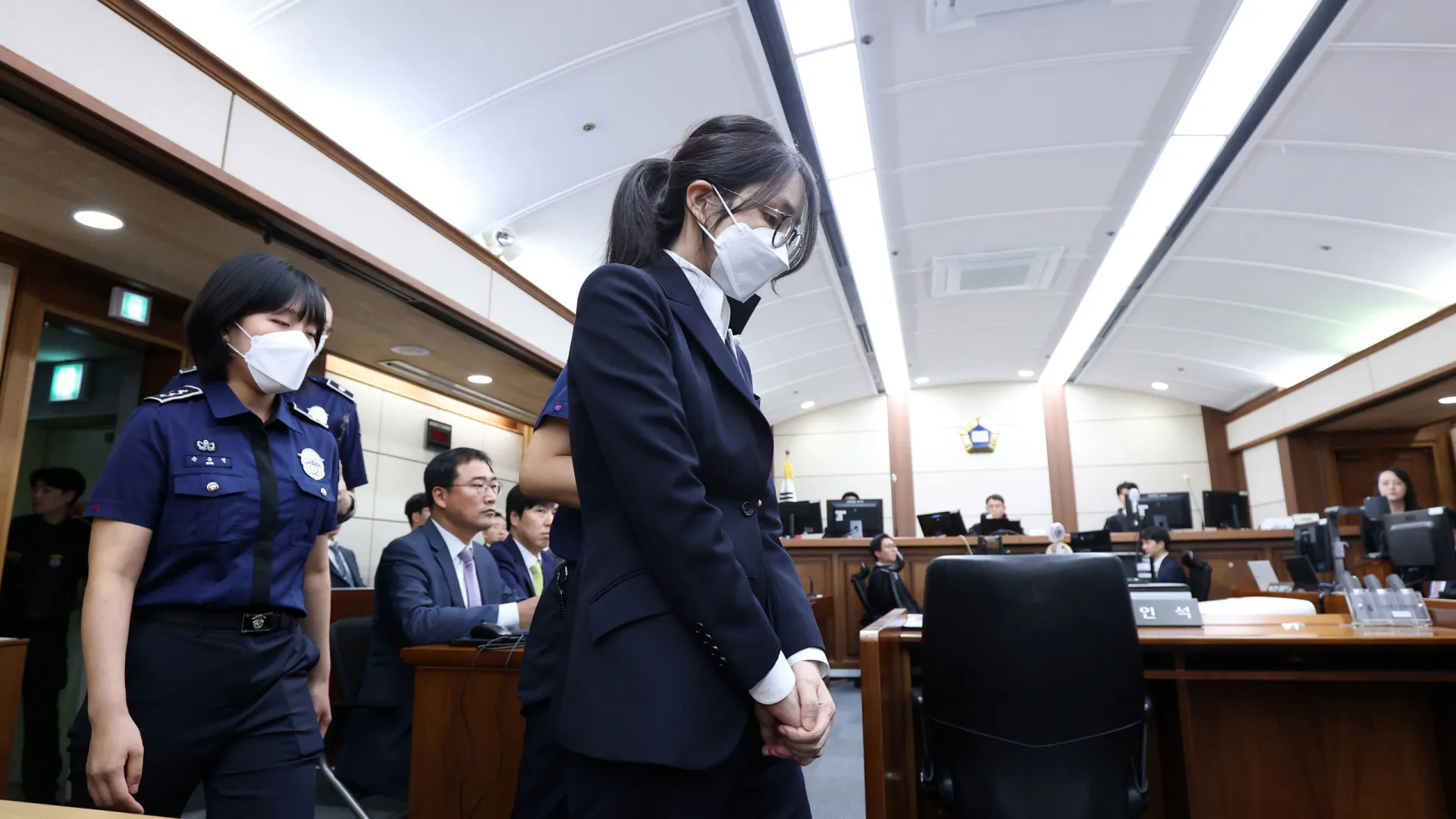 
                    MP sul-coreano acusa antiga primeira-dama de aceitar subornos
                