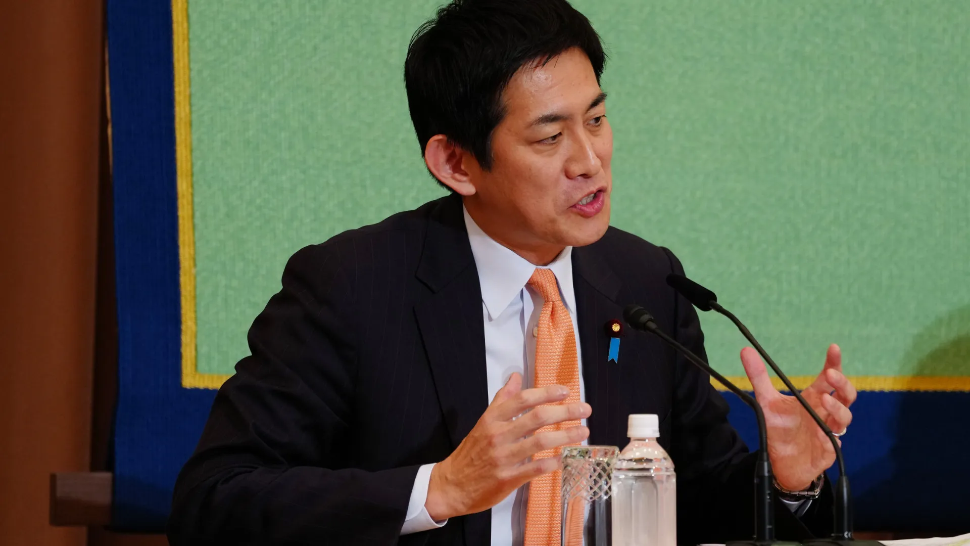 
                    Tóquio não descarta enviar navios para Ormuz mas apela à 