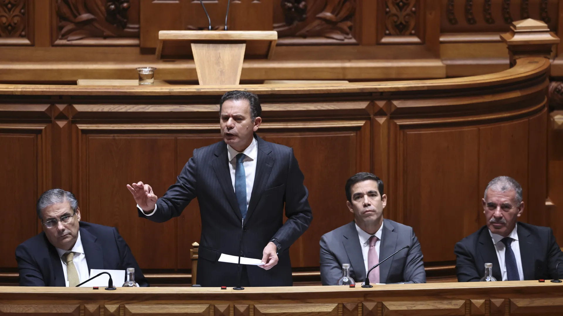 
                    Montenegro regressa ao Parlamento para debate quinzenal. Que temas?
                