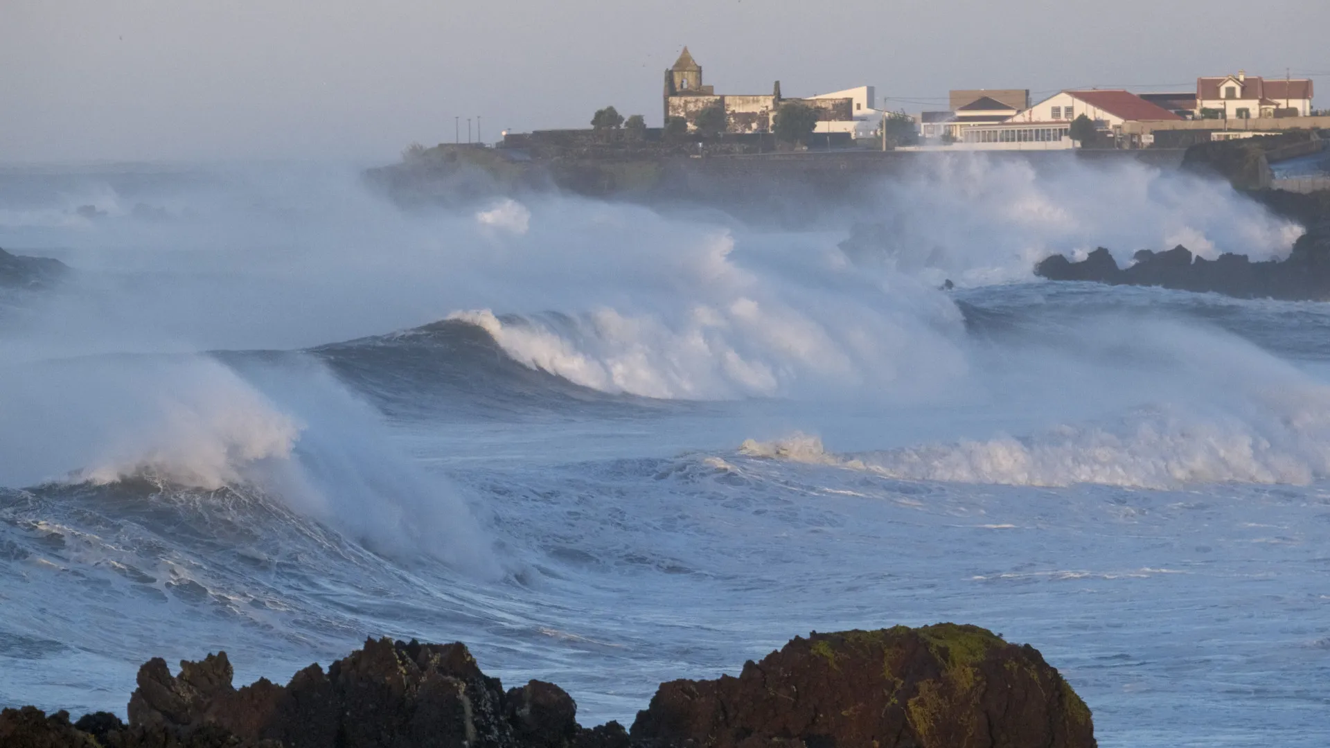 Açores com aviso amarelo por previsões de vento, chuva e agitação marítima
