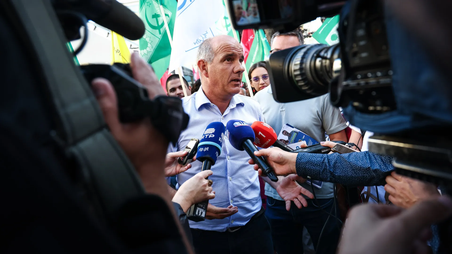 Lei dos estrangeiros mantém "bandalheira" para quem tem "muito dinheiro"