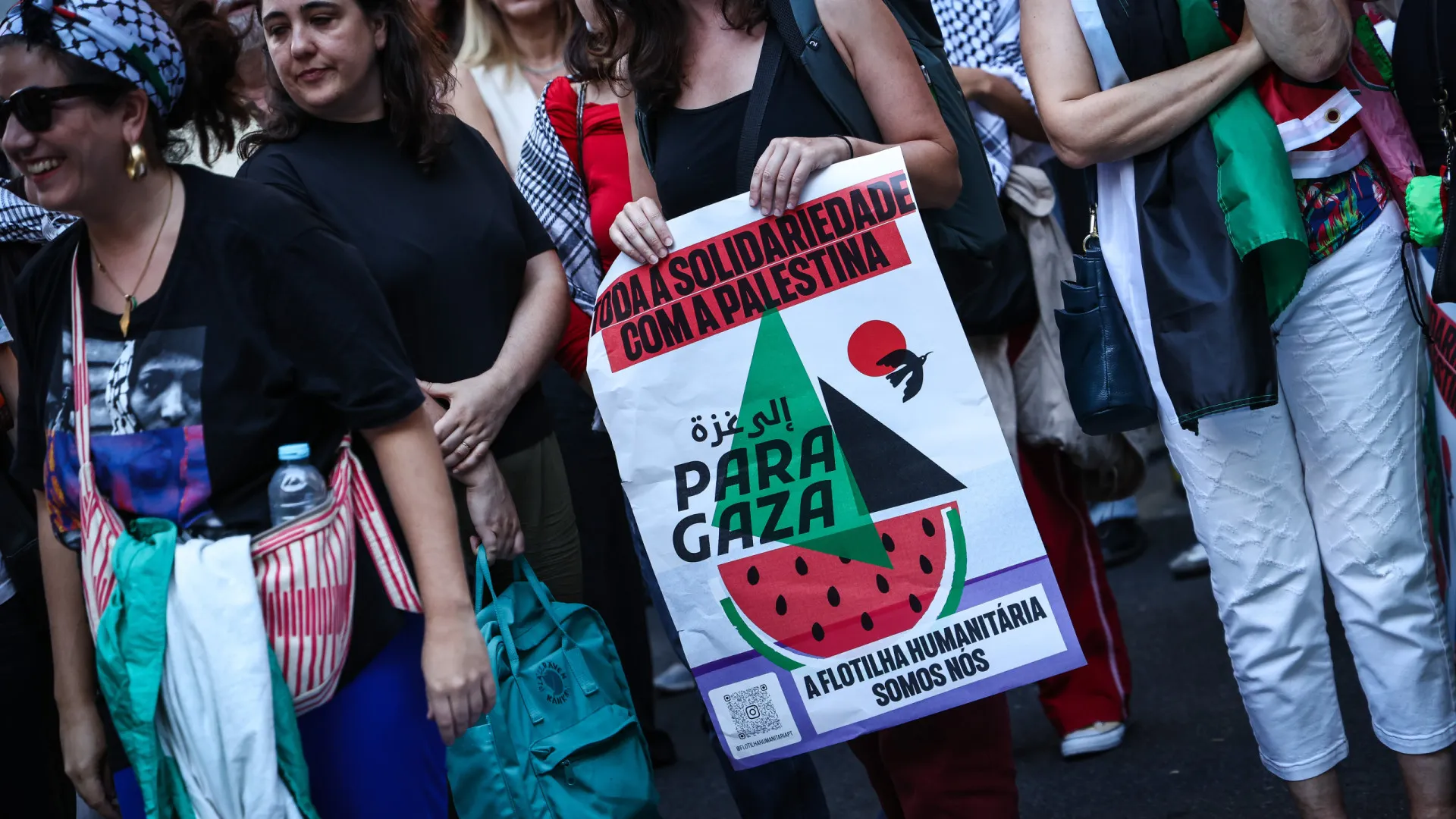 Protesto pró-Palestina impede saída de debate. Carro de Leitão bloqueado