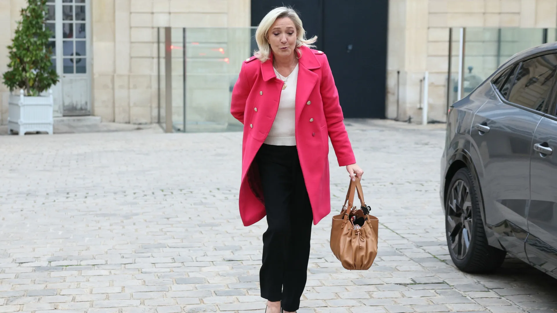 
                    Le Pen defende dissolução da Assembleia Nacional após demissão de Lecornu
                