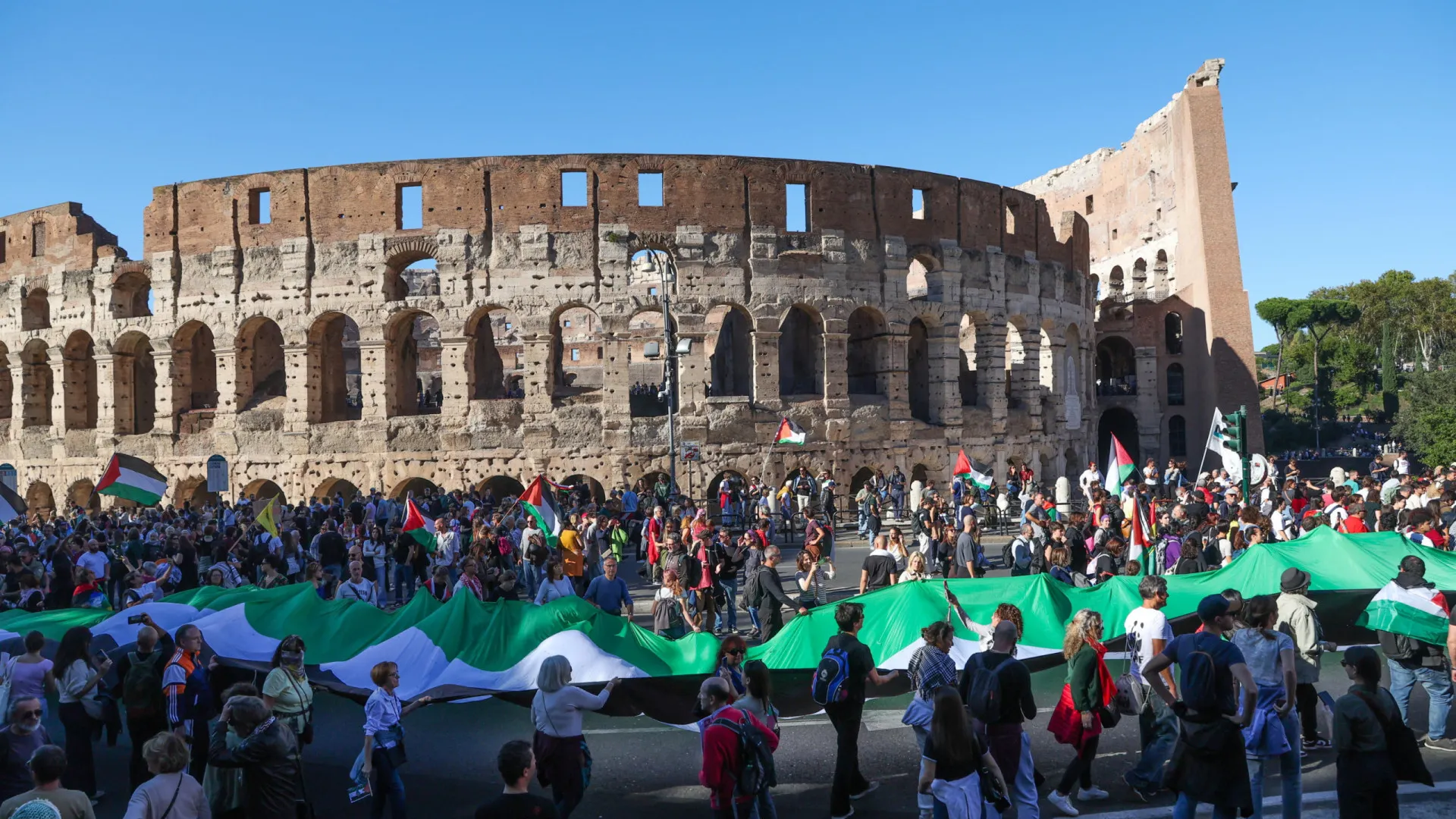 
                    Milhares manifestam-se a favor dos palestinianos em todo o mundo
                