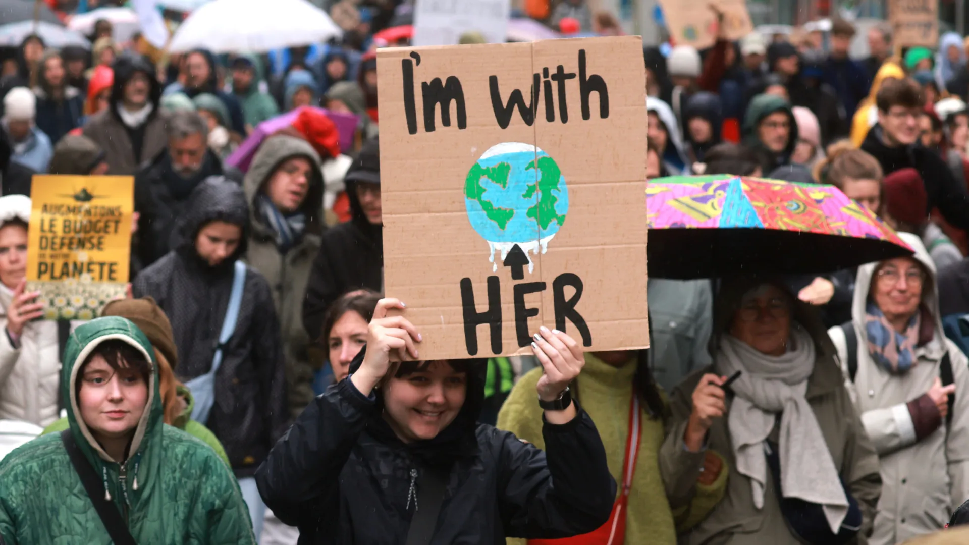
                    Milhares manifestam-se em Bruxelas por política climática mais ambiciosa
                