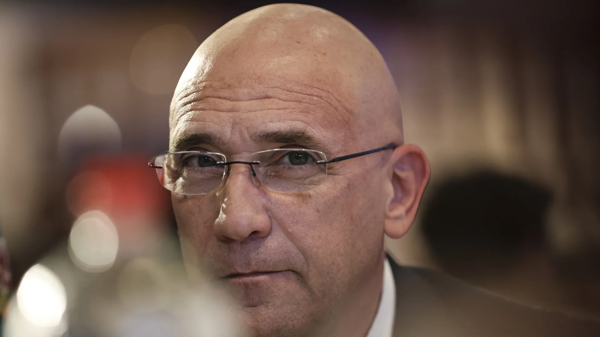 
                    Passos acusa governantes de viciarem concursos na administração pública
                