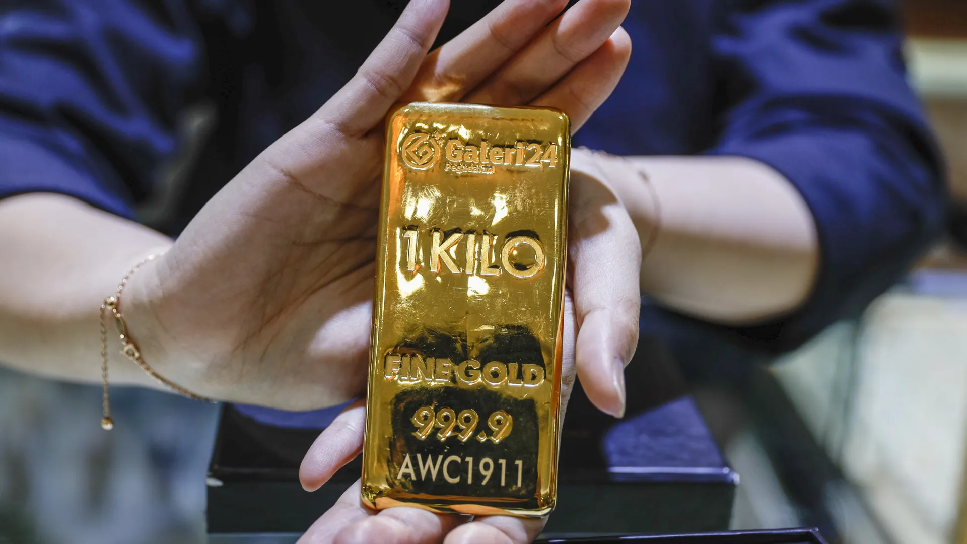 Ouro bate novo recorde e ultrapassa pela primeira vez os 4.500 dólares