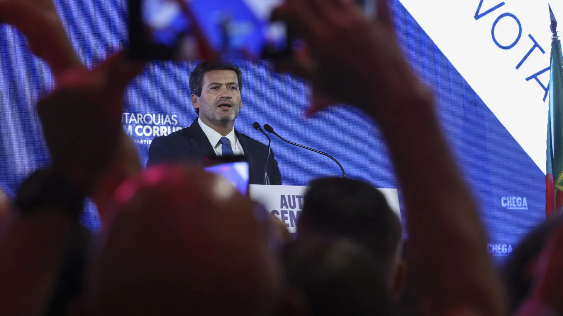 
                    Ventura critica Gouveia e Melo sobre imigração: 
