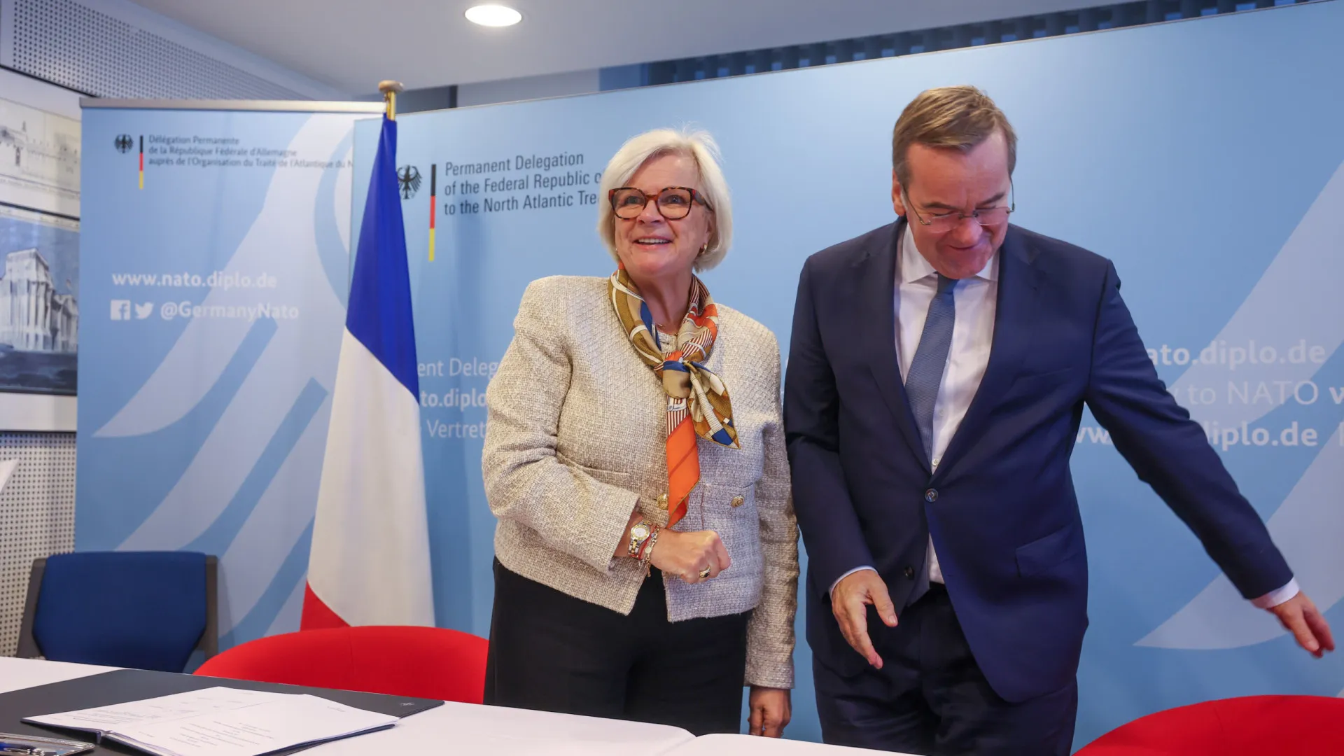 
                    França quer desbloqueio urgente do projeto europeu de avião de combate
                