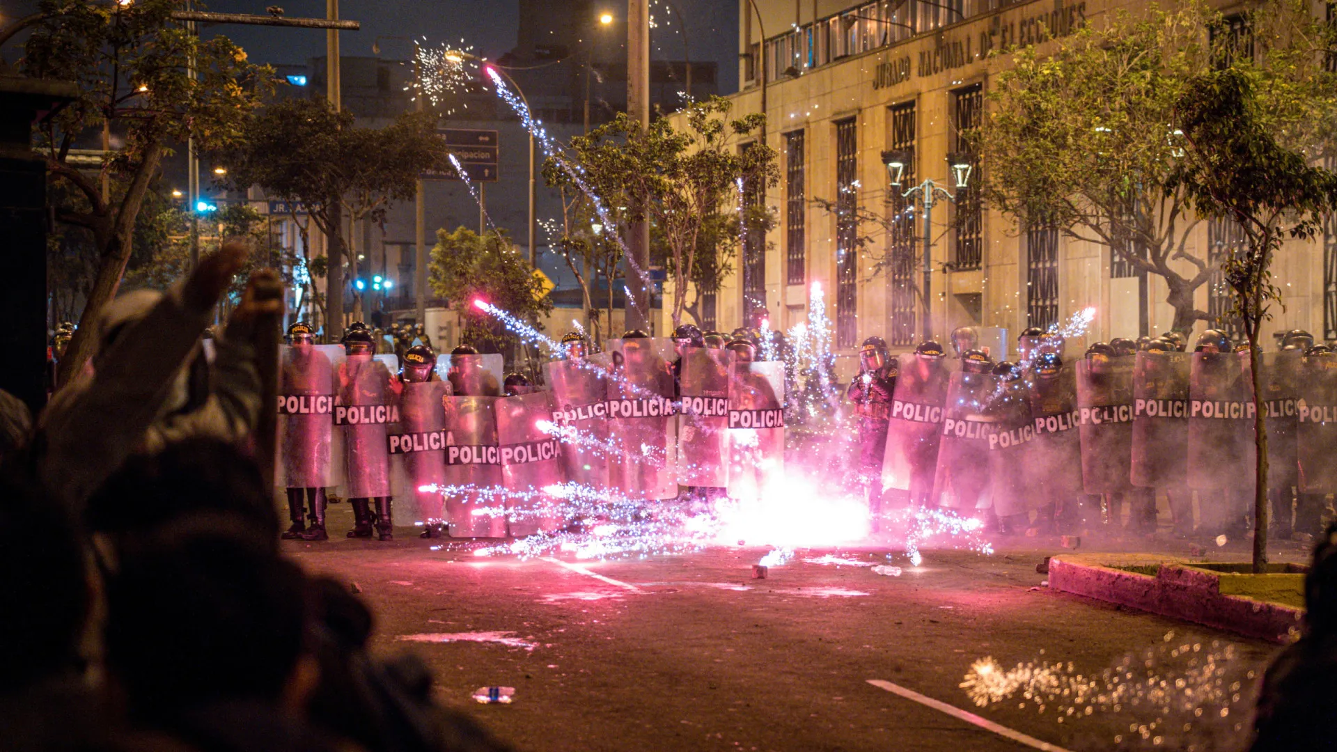 Pelo menos um morto e 100 feridos nos protestos no Peru contra o governo