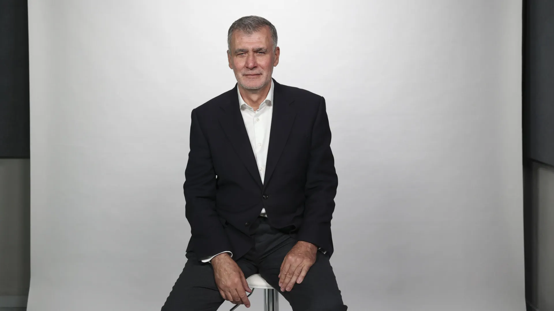 
                    Gouveia e Melo defende que Montenegro explique continuidade da ministra
                