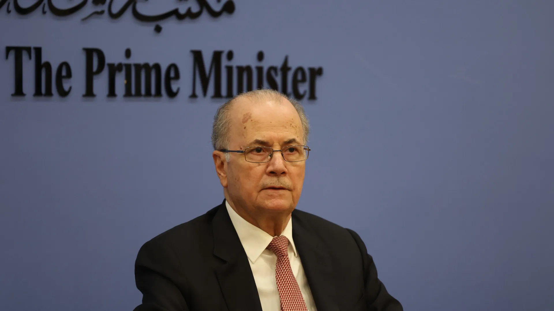 
                    Primeiro-ministro palestiniano insta em Davos a ação internacional
                