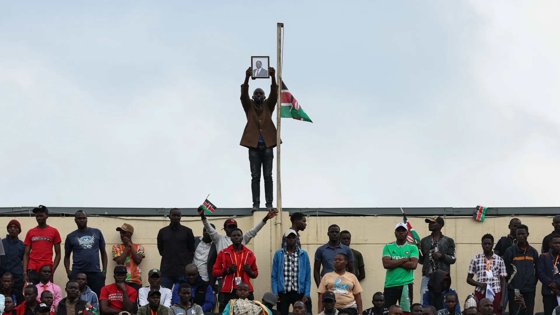 Dezenas de feridos em debandada na cerimónia fúnebre de Raila Odinga