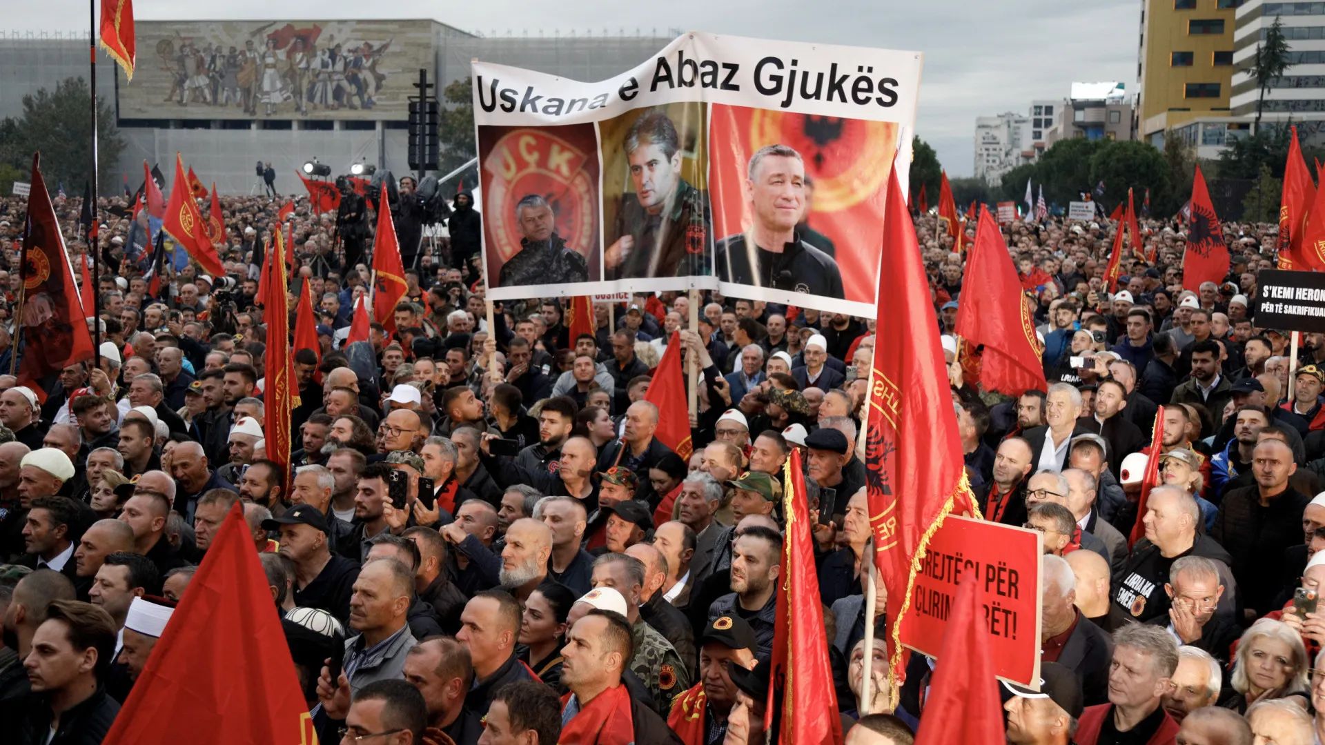 
                    Procuradoria pede 45 anos de prisão para antigo presidente Hashim Thaçi
                