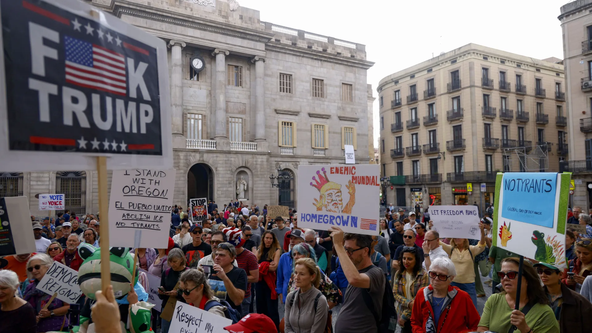 
                    Centenas de norte-americanos juntam-se em Espanha em protesto contra Trump
                