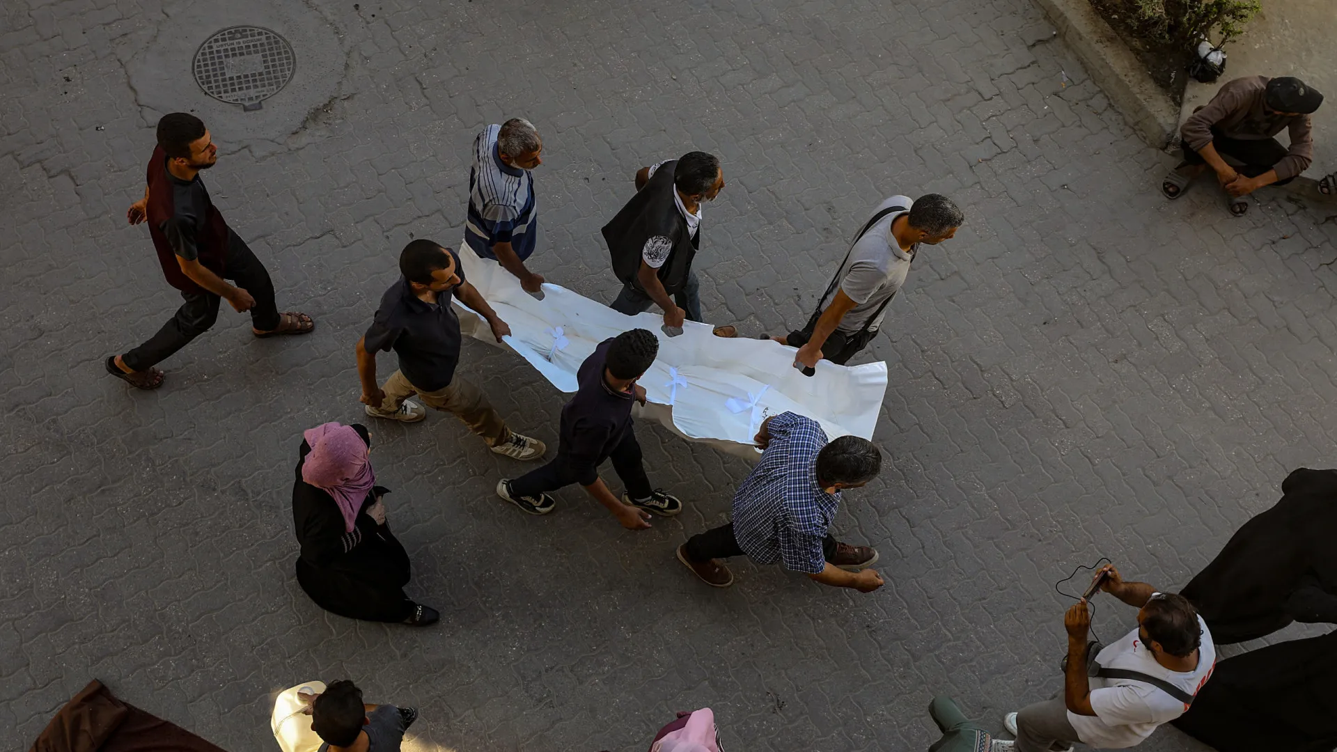 
                    Pelo menos 14 mortos em ataques israelitas em Gaza (em pleno cessar-fogo)
                