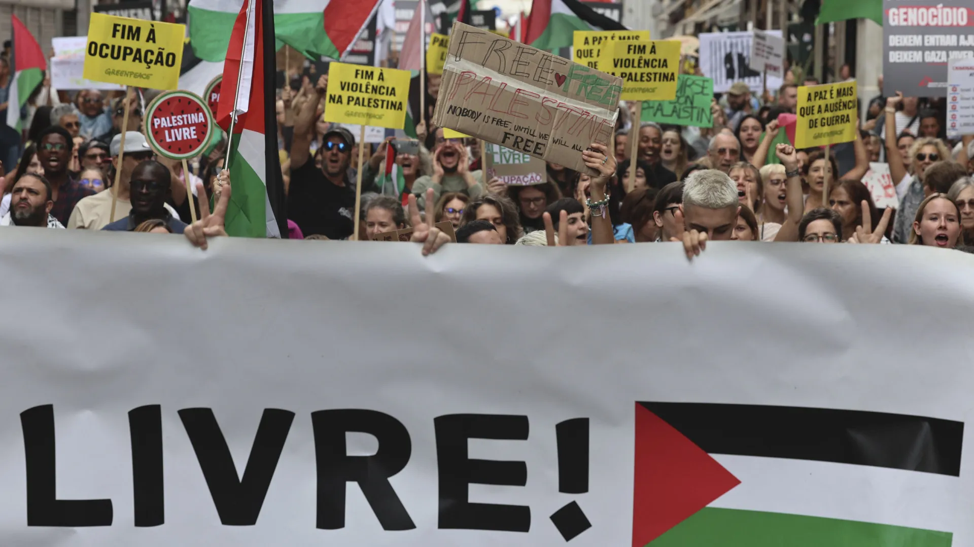 
                    Milhares em Lisboa pedem respeito pelo cessar-fogo na Palestina
                