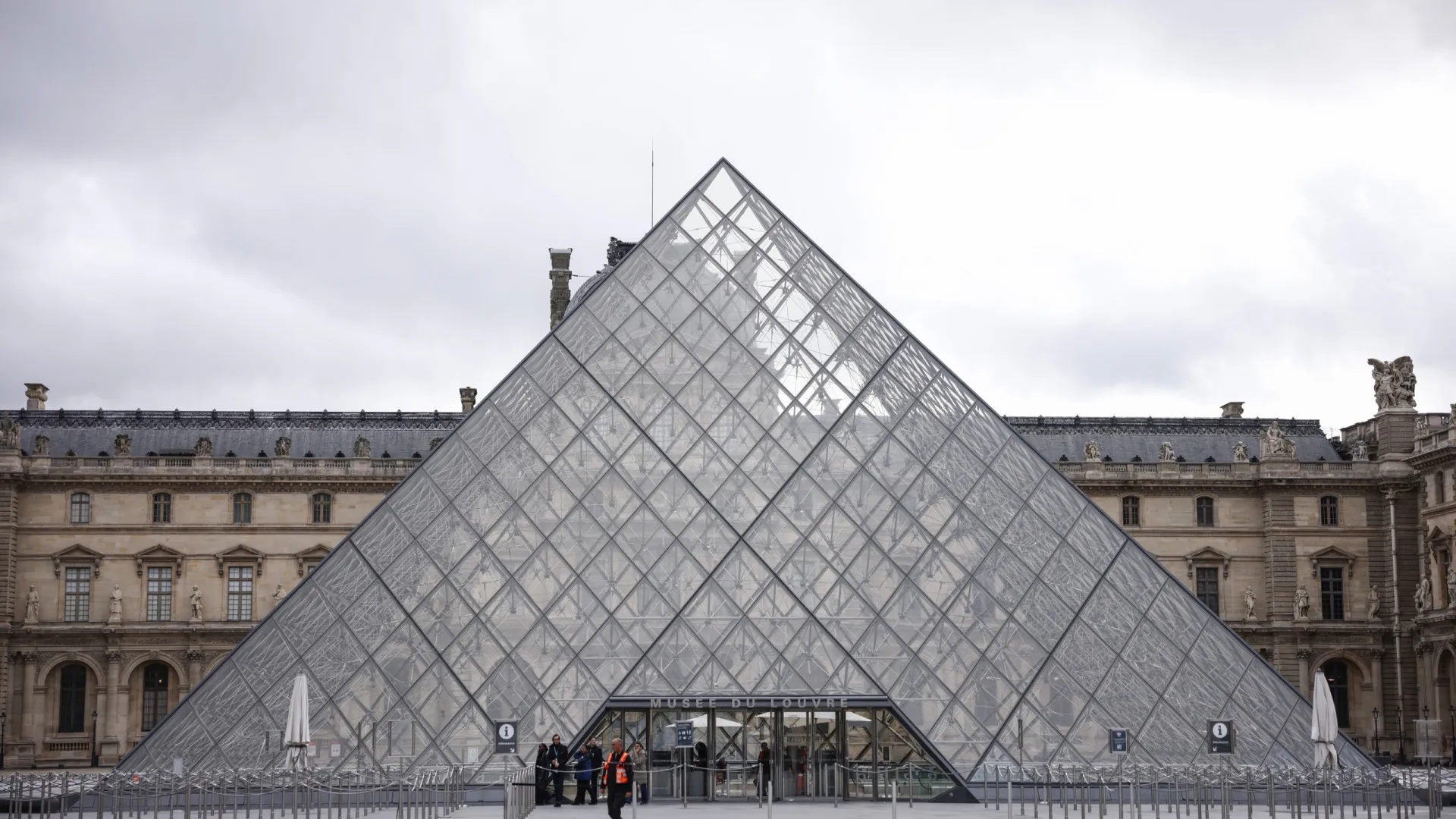 
                    Funcionários do Louvre vão fazer greve este mês 
