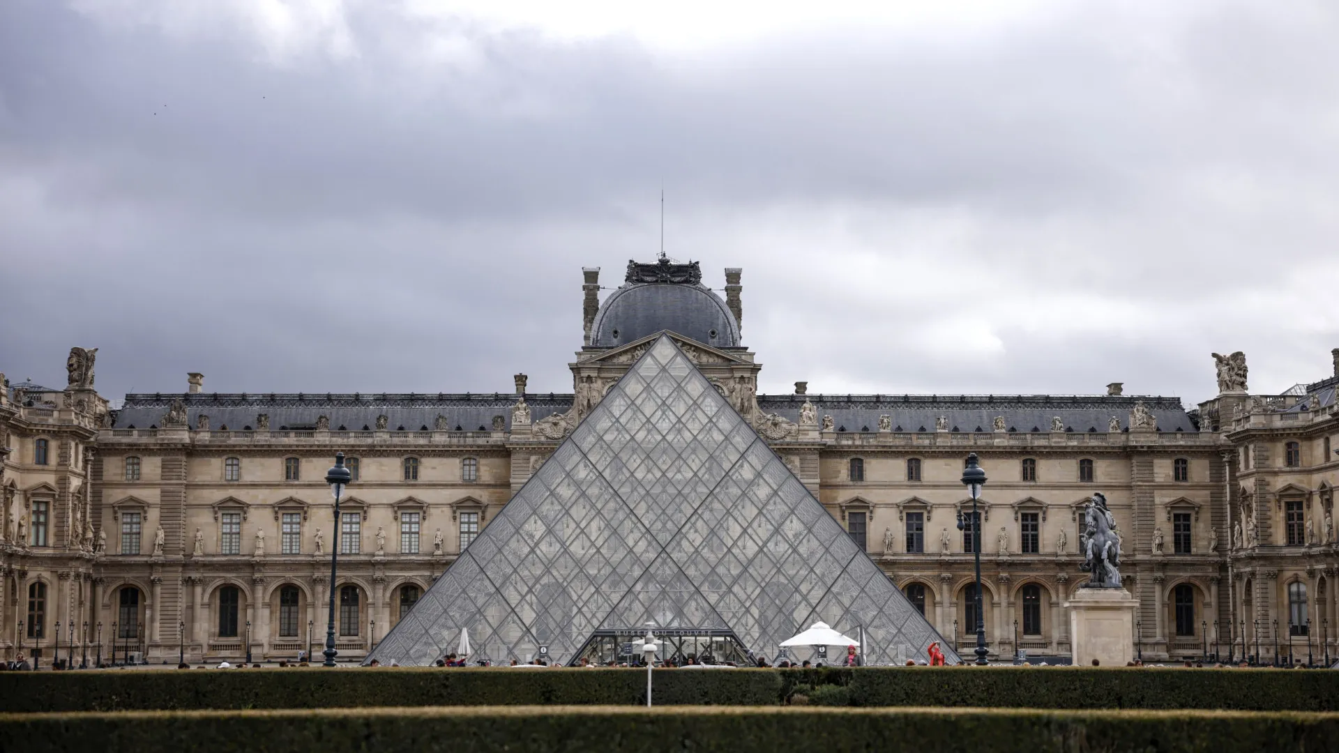 
                    França vai reforçar segurança de locais culturais após roubo no Louvre
                