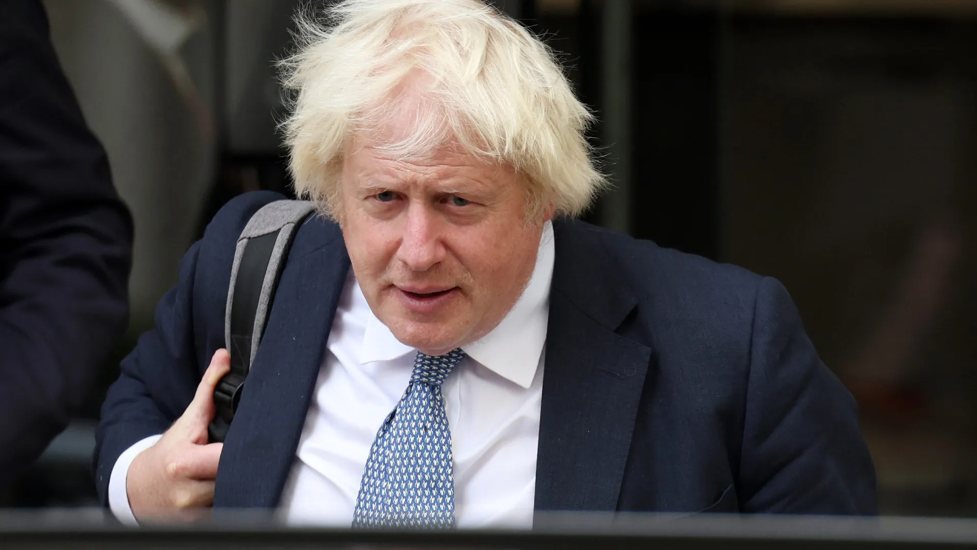 
                    Familiares de vítimas da Covid querem anular benefícios dados por Johnson
                