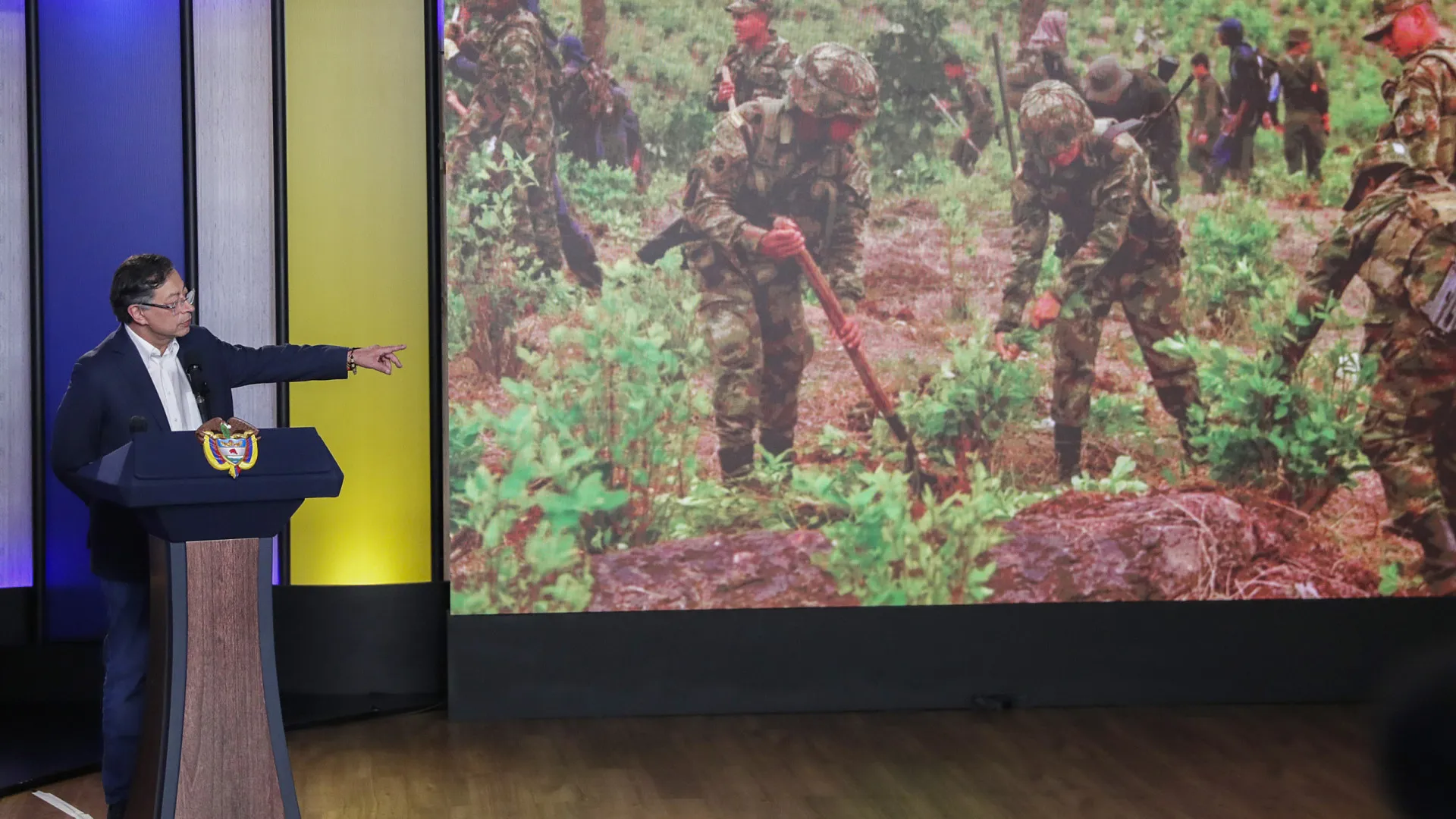 
                    Presidente colombiano altera liderança militar 