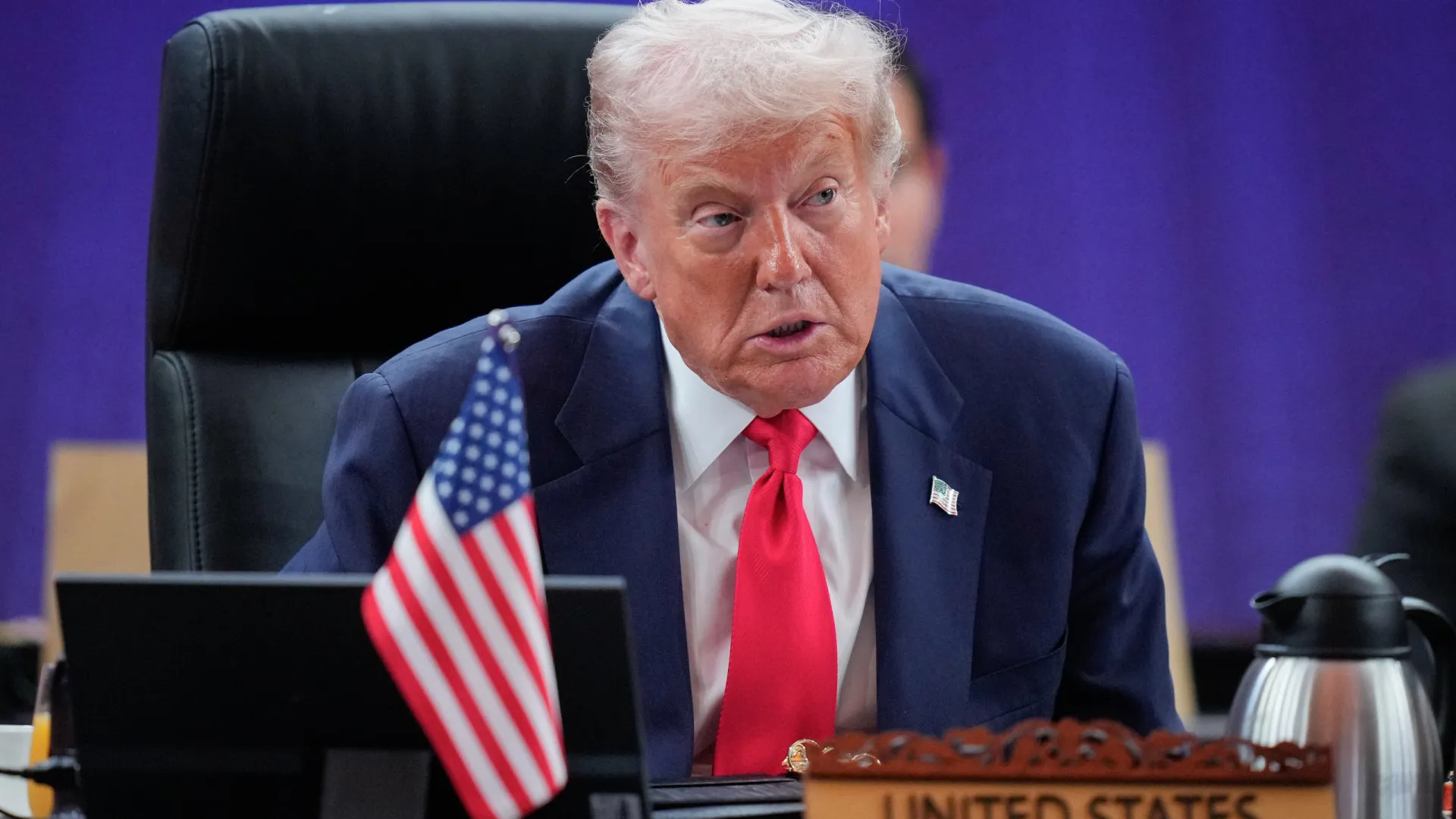 
                    Trump e Xi reunidos à margem da APEC para evitar nova escalada comercial
                