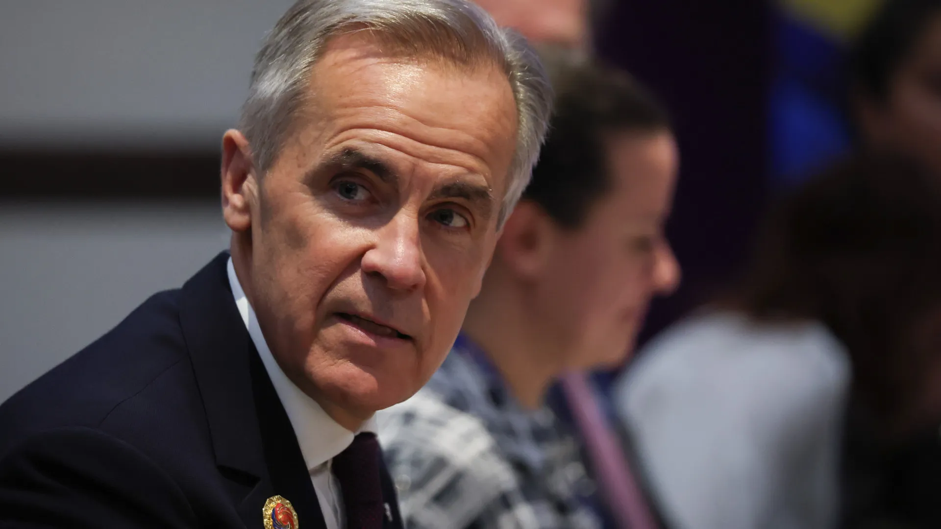 
                    Primeiro-ministro do Canadá na China em período de tensão com EUA
                