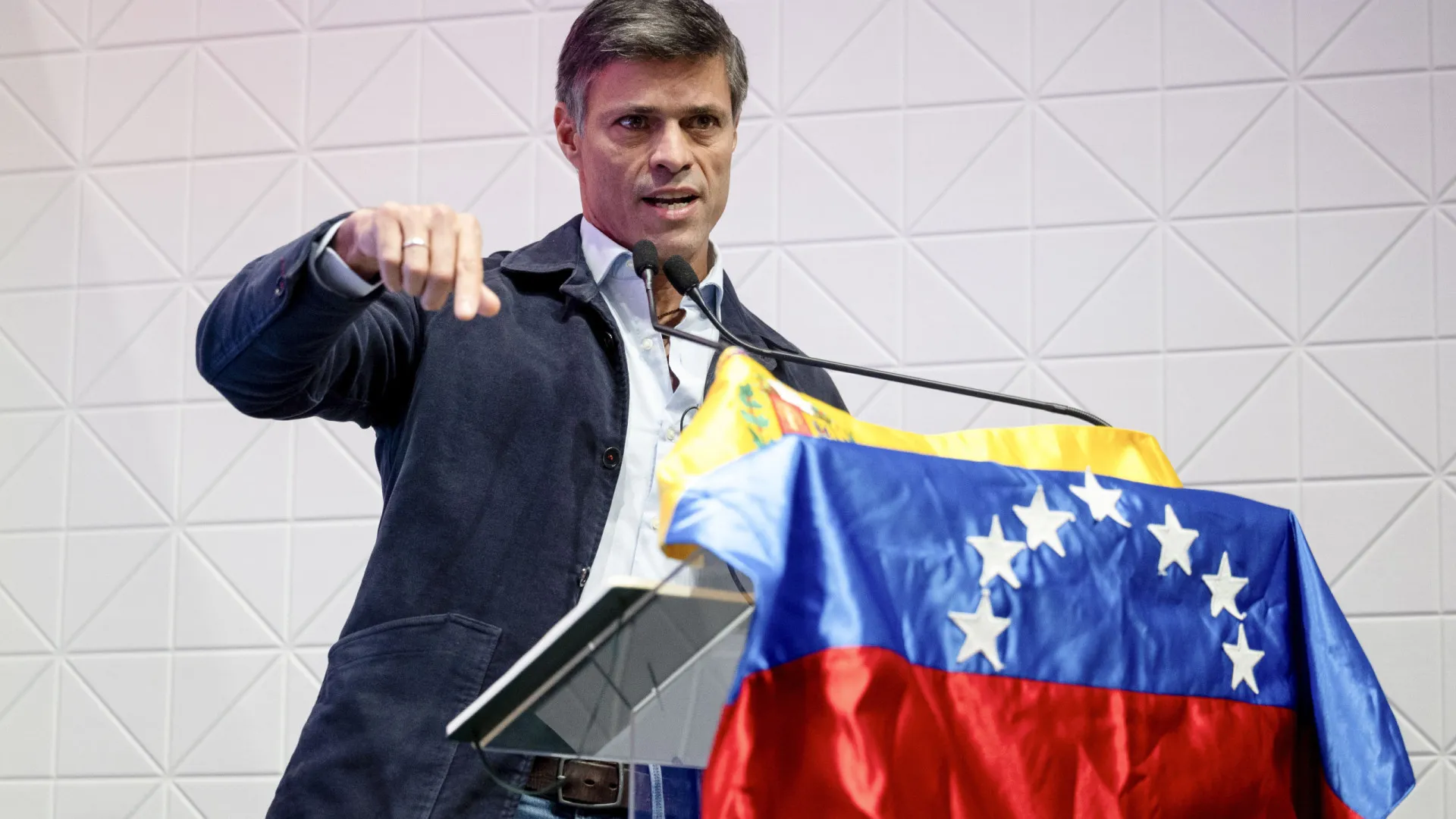 
                    Espanha concede nacionalidade a dirigente da oposição Leopoldo López
                