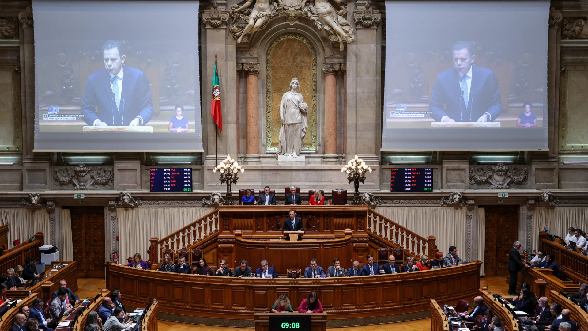 
                    Aumento permanente de pensões? Montenegro recusa proposta de Carneiro
                
