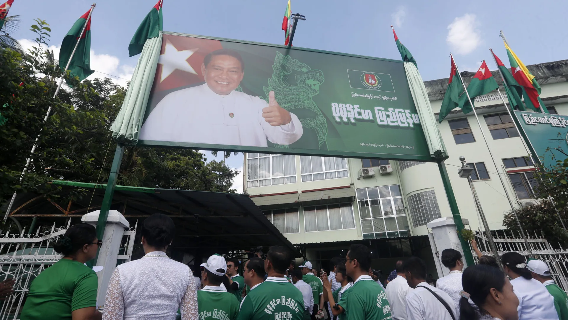 
                    Três artistas detidos por criticar eleições anunciadas em Myanmar
                