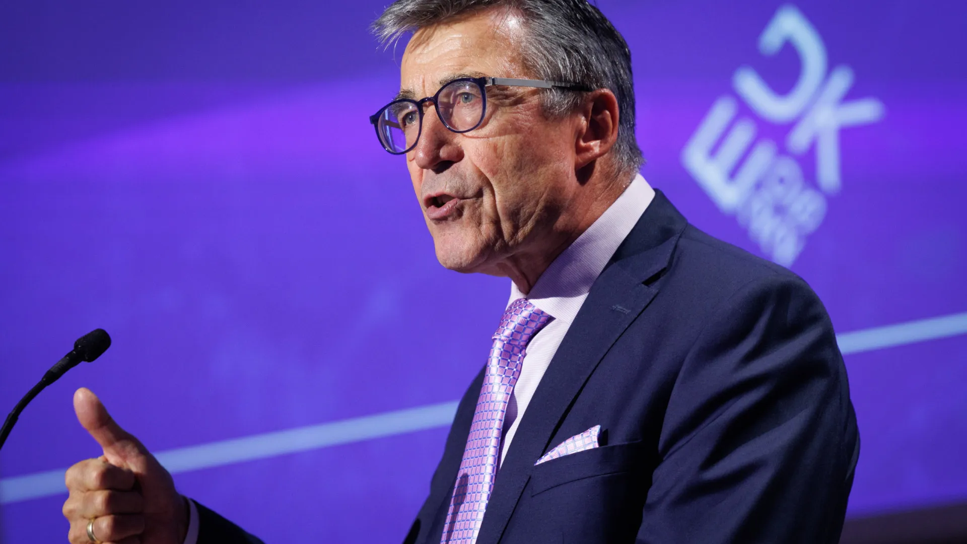 
                    Antigo chefe da NATO diz que é preciso parar de elogiar Donald Trump
                