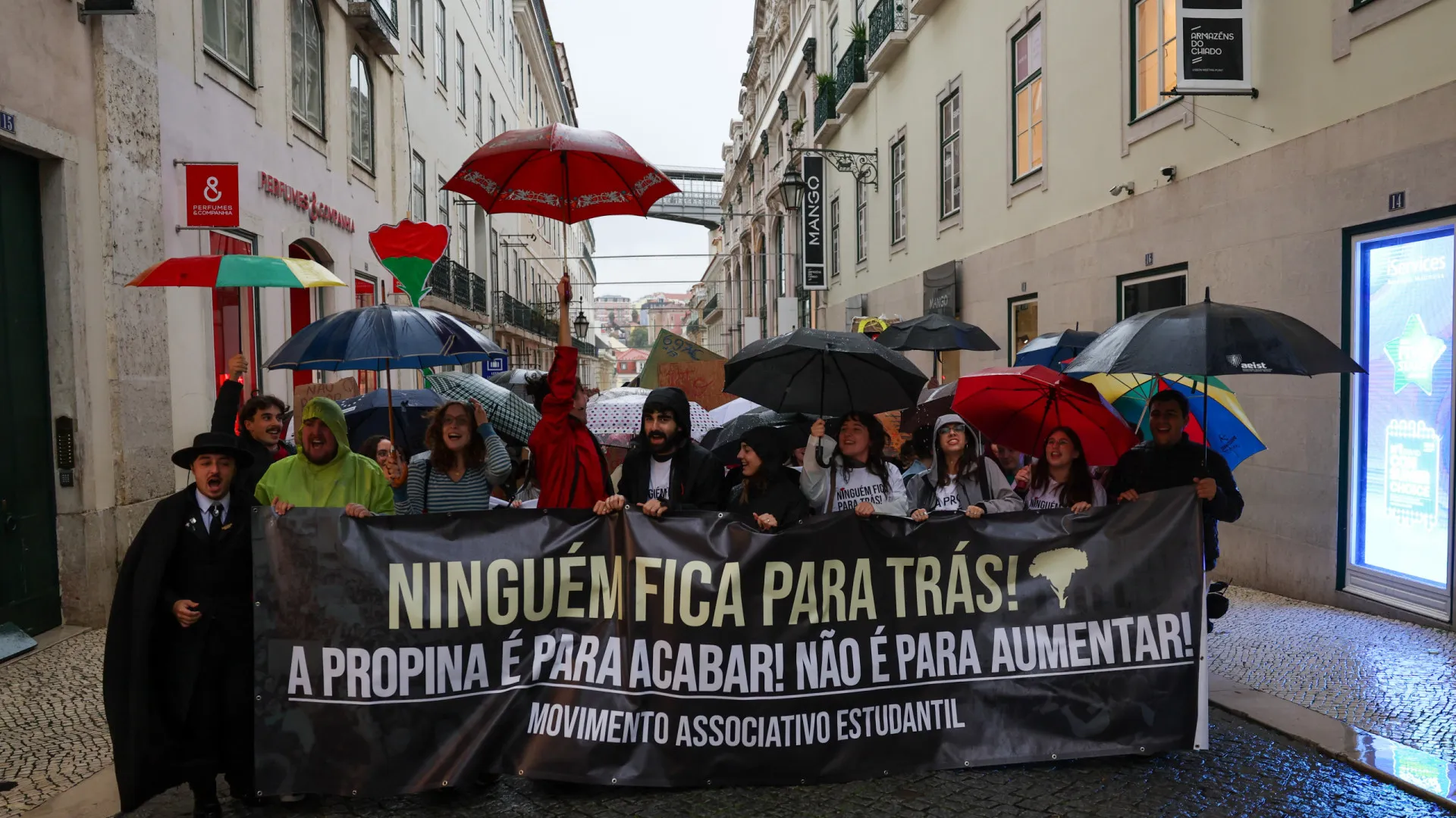 Centenas de estudantes manifestam-se em Lisboa pelo fim das propinas