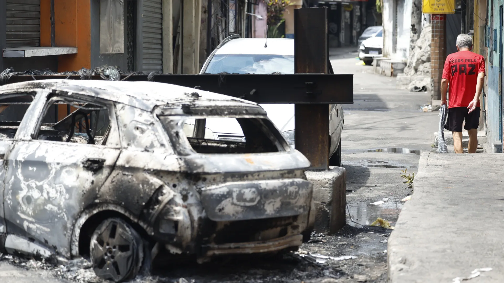 
                    Comando Vermelho paralisa parte do Rio de Janeiro após megaoperação
                