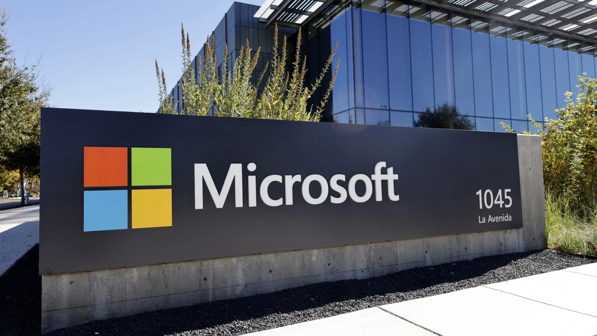 
                    Microsoft vai investir mais de 42 mil milhões de euros para expandir IA
                