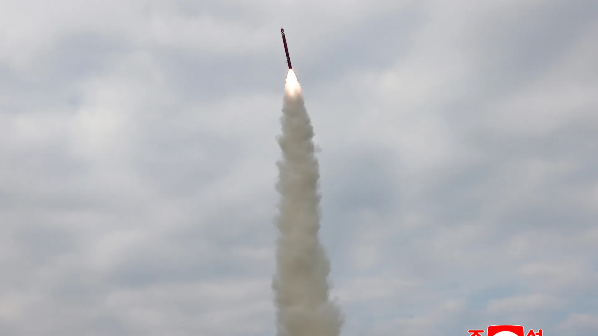 
                    Coreia do Sul diz que Pyongyang lançou míssil balístico para mar do Japão
                