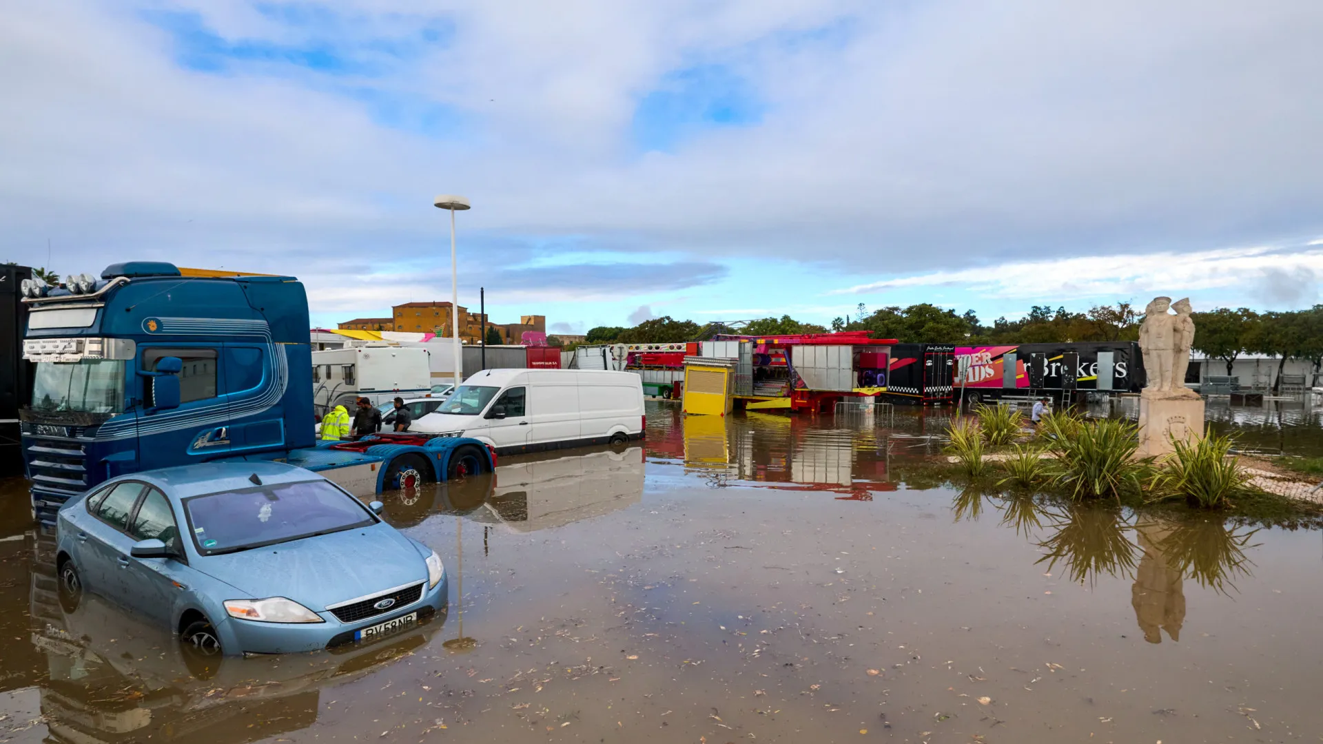 
                    Há 3 distritos em Portugal continental a laranja devido à chuva forte
                