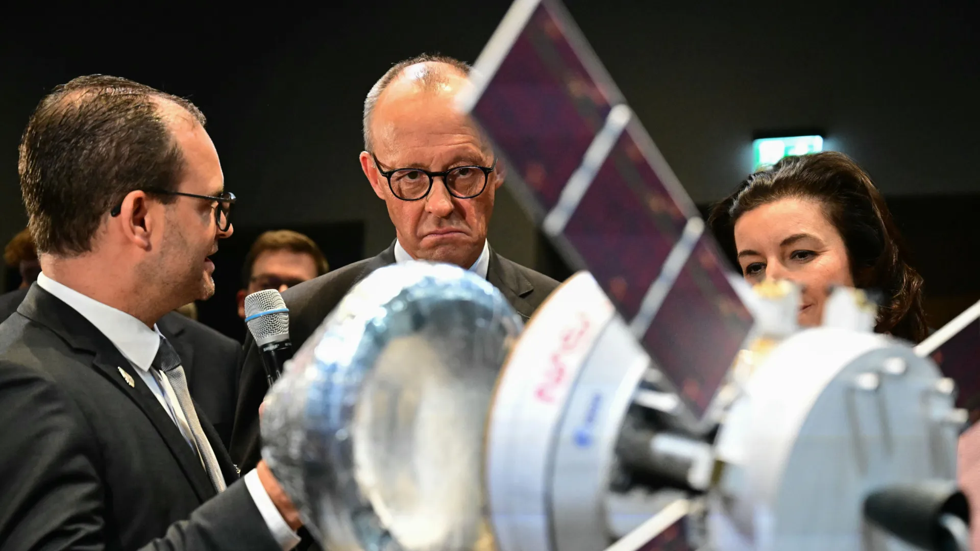 
                    Chanceler alemão pede que país se arme face a ameaça russa
                