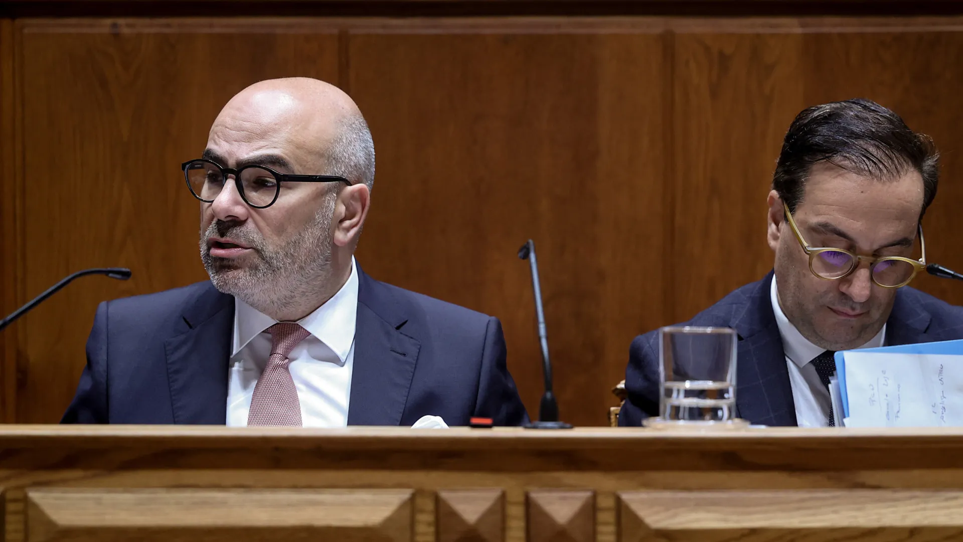 
                    Filas na fronteira do aeroporto de Lisboa causam 