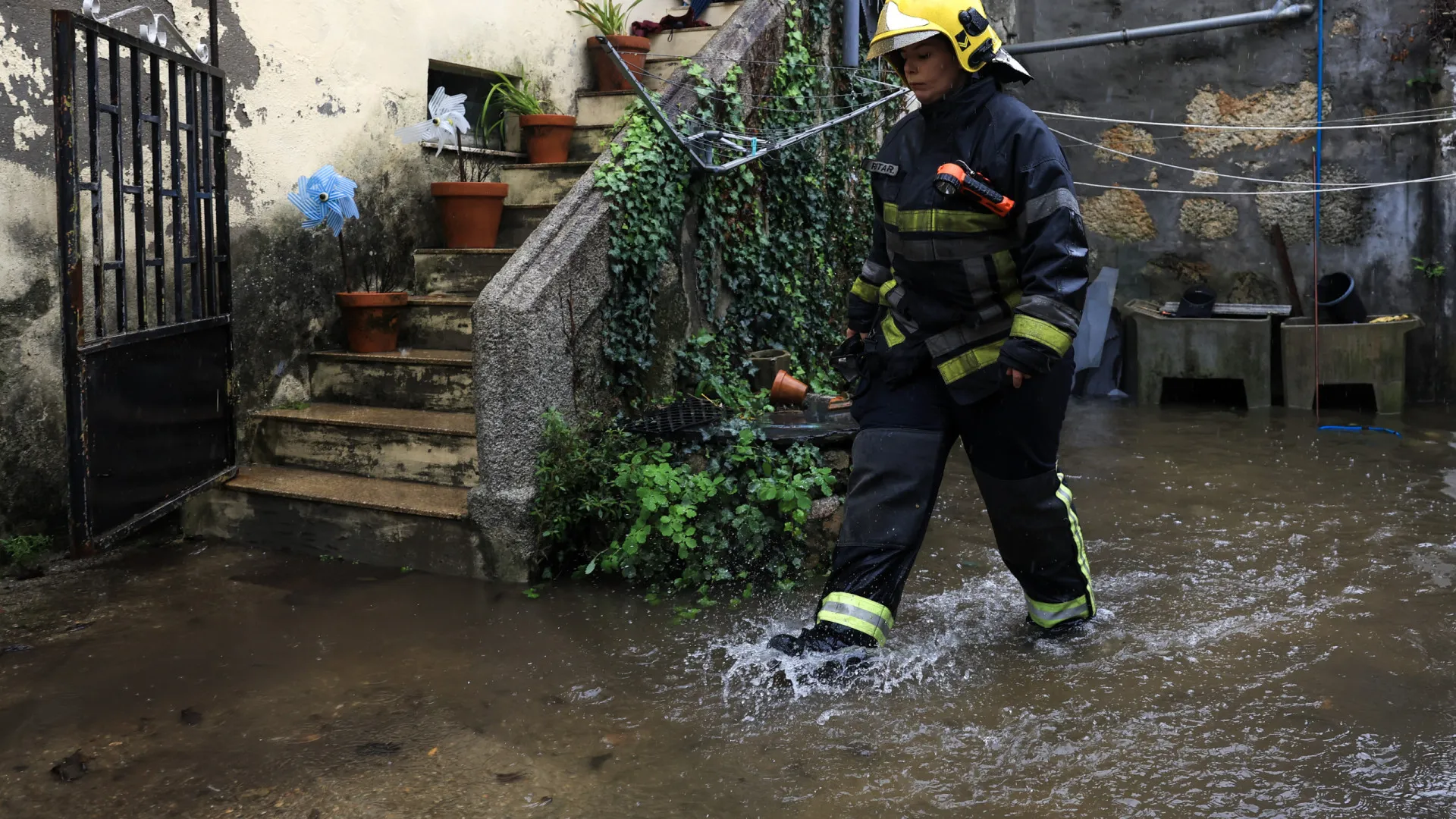 
                    Proteção Civil regista 70 ocorrências devido à chuva, maioria inundações
                