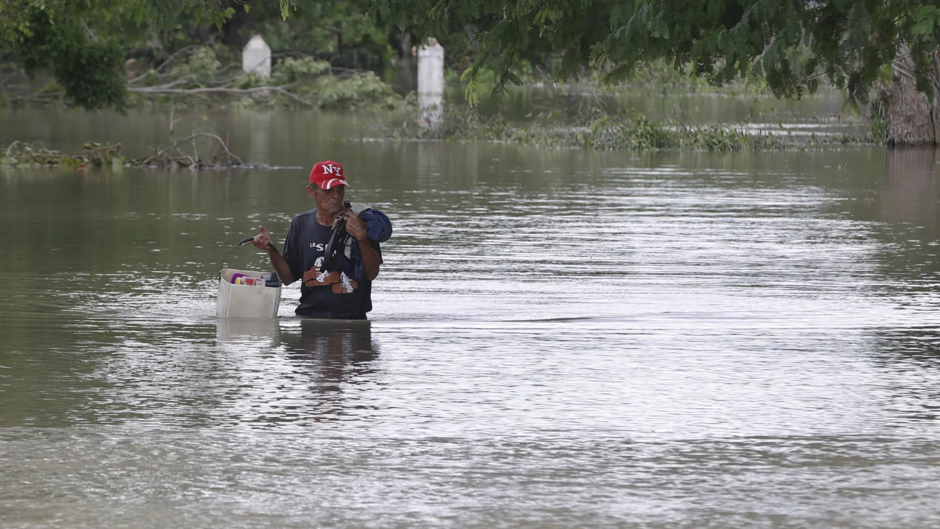 
                    Cerca de 120 mil pessoas permanecem desalojadas em Cuba após furacão
                