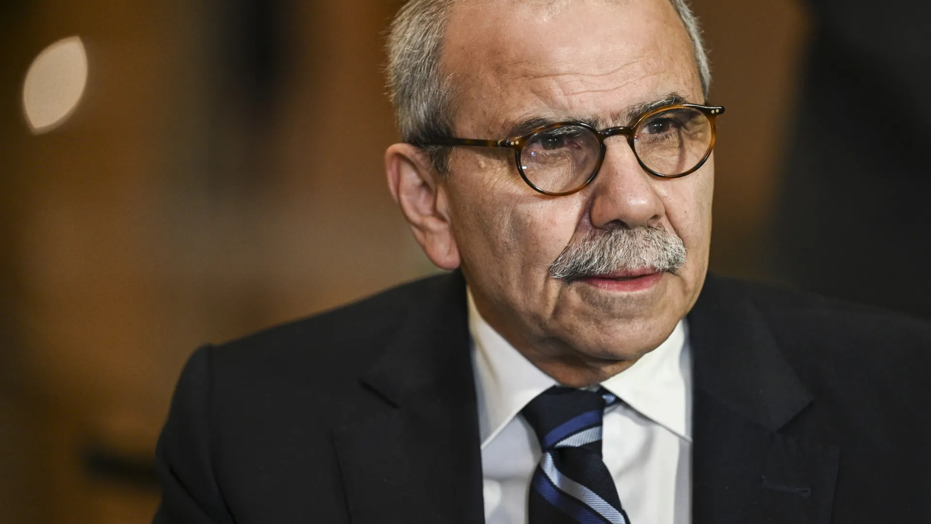 Líbano proíbe atividades militares do Hezbollah e exige entrega de armas