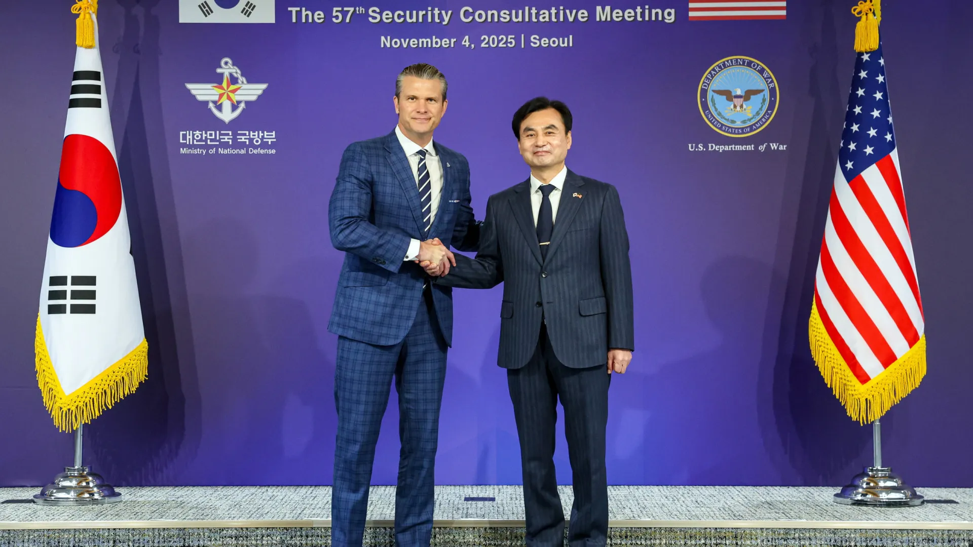 
                    Coreia do Norte lança foguetes de artilharia durante visita de Hegseth ao Sul
                