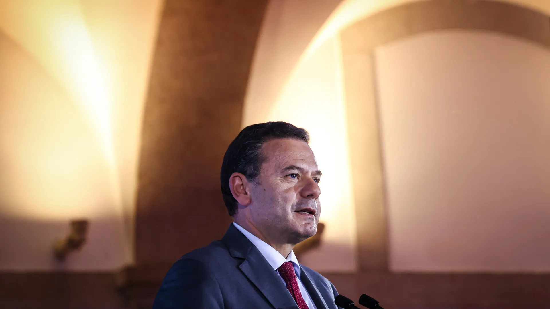 
                    Montenegro diz que greve geral apenas serve 