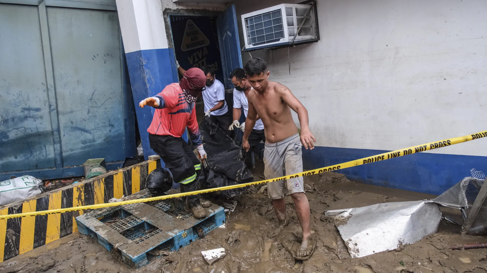 
                    Filipinas declaram estado de emergência devido à passagem de tufão Kalmaegi
                